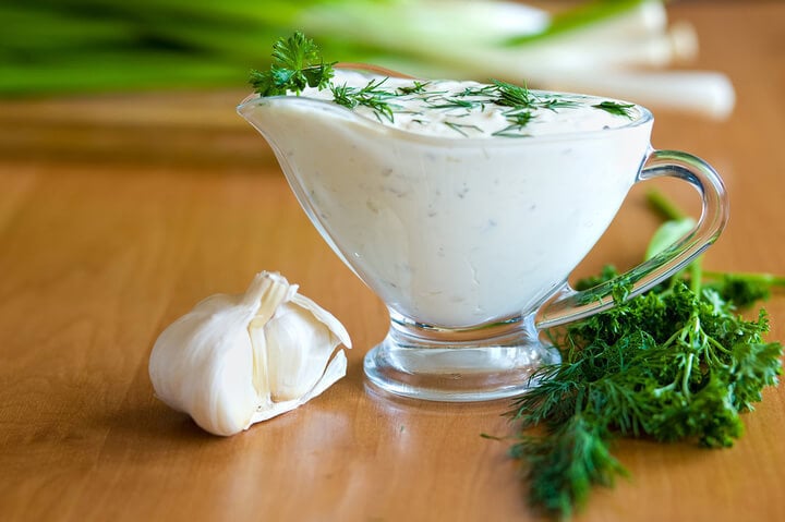 chesnochno-yogurtovy_sous